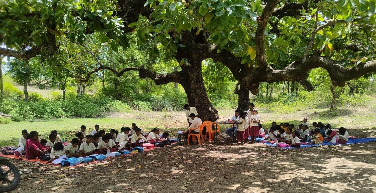 हजारीबाग के चौपारण प्रखंड के मवि दुरागड़ा का भवन जर्जर, पेड़ के नीचे पढ़ाई को मजबूर बच्चे