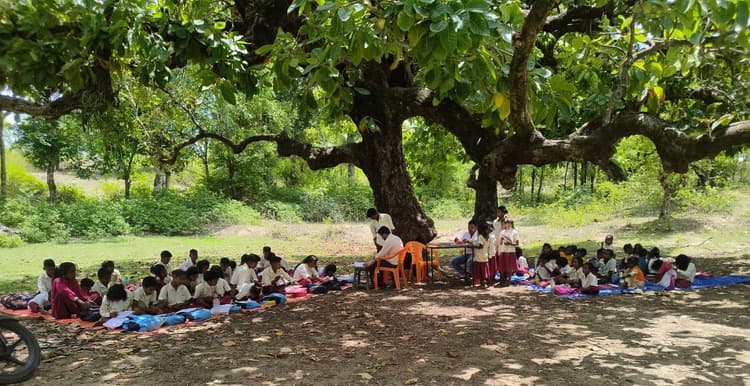 हजारीबाग के चौपारण प्रखंड के मवि दुरागड़ा का भवन जर्जर, पेड़ के नीचे पढ़ाई को मजबूर बच्चे