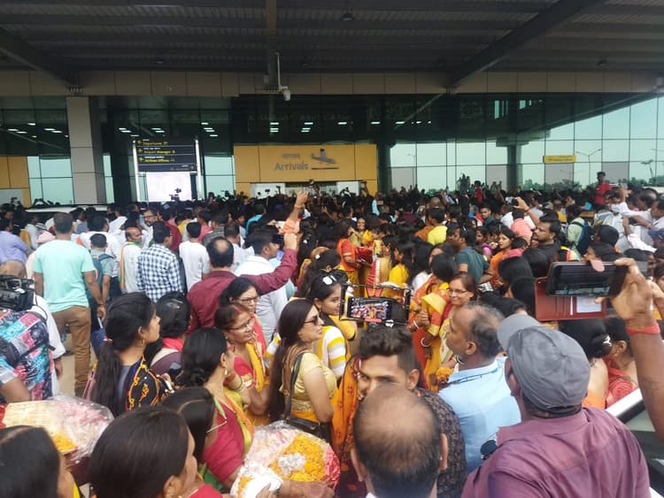 देवघर एयरपोर्ट : सांसद राजीव प्रताप रुडी ने लैंड करायी पहली कॉमर्शियल फ्लाइट, लोगों में उत्साह