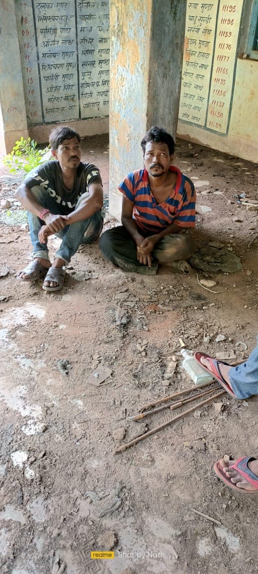 चाकुलिया के पुराना पंचायत भवन में रखे चापाकल के 800 पुराने पाइप चुराते बंगाल के दो लोग गिरफ्तार