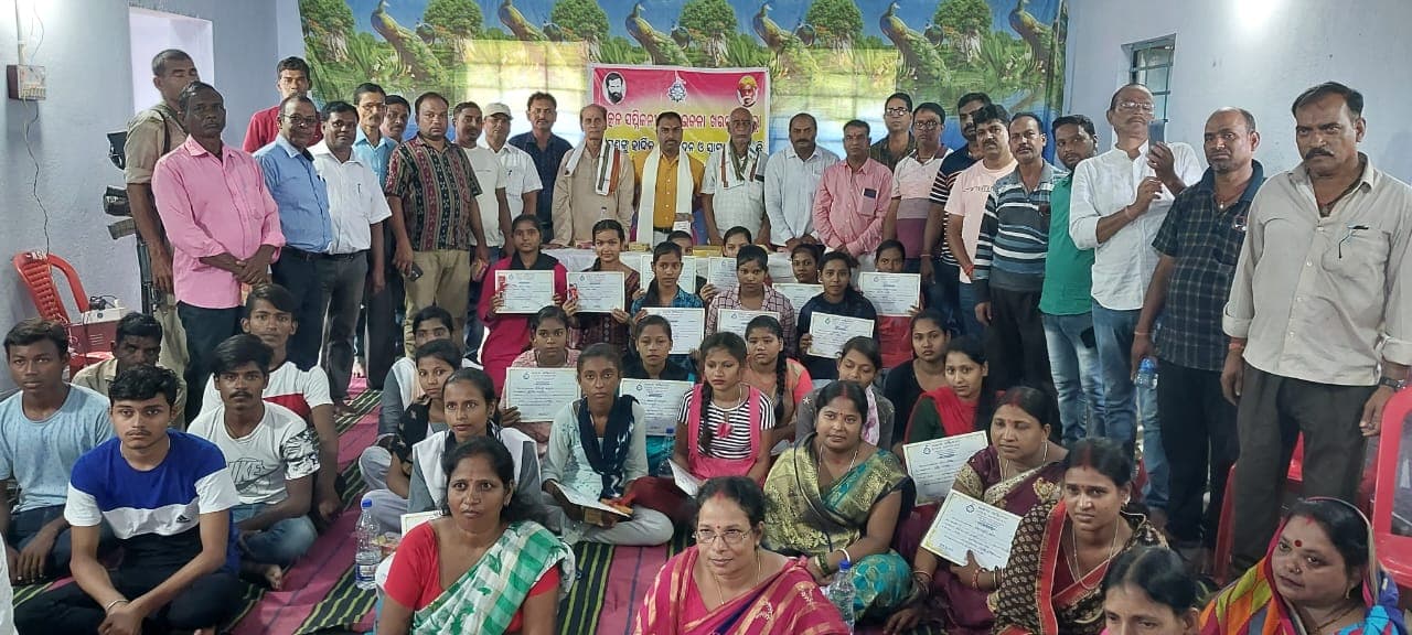 ओड़िया भाषा से मैट्रिक व इंटर परीक्षा पास करने वाले 30 स्टूडेंट्स को उत्कल सम्मिलनी ने किया सम्मानित