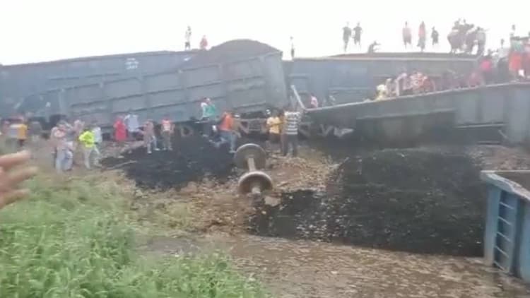 एकंगरसराय में मालगाड़ी के पलटे डिब्बे पर सेल्फी के दौरान करेंट से झुलसे दो युवक, एक की मौत