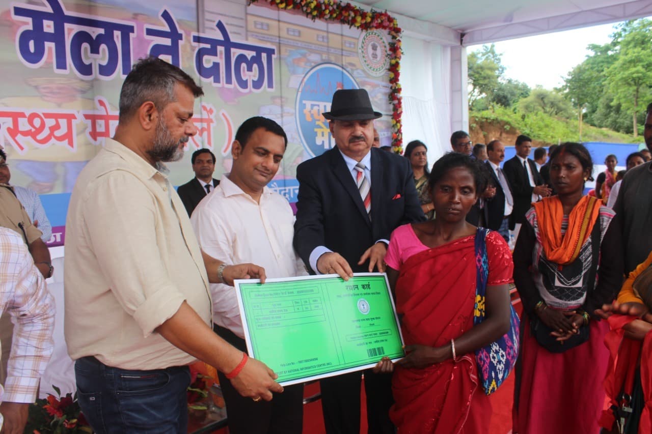 Jharkhand News: खूंटी में स्वास्थ्य शिविर का उद्घाटन, लाभुकों के बीच किया गया परिसंपत्तियों का वितरण