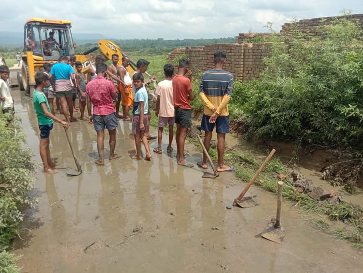 गोमिया के पड़रिया गांव में जब सूख गया तालाब तब ग्रामीणों ने एक किलोमीटर दूर से नाली बना पहुंचाया पानी