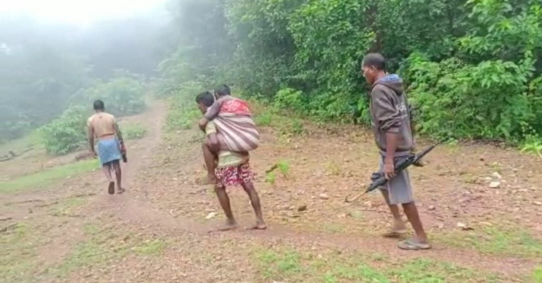 सड़क विहिन है चक्रधरपुर प्रखंड का कोटसोना गांव, पीठ पर लाद मरीजों को अस्पताल ले जाने को मजबूर ग्रामीण