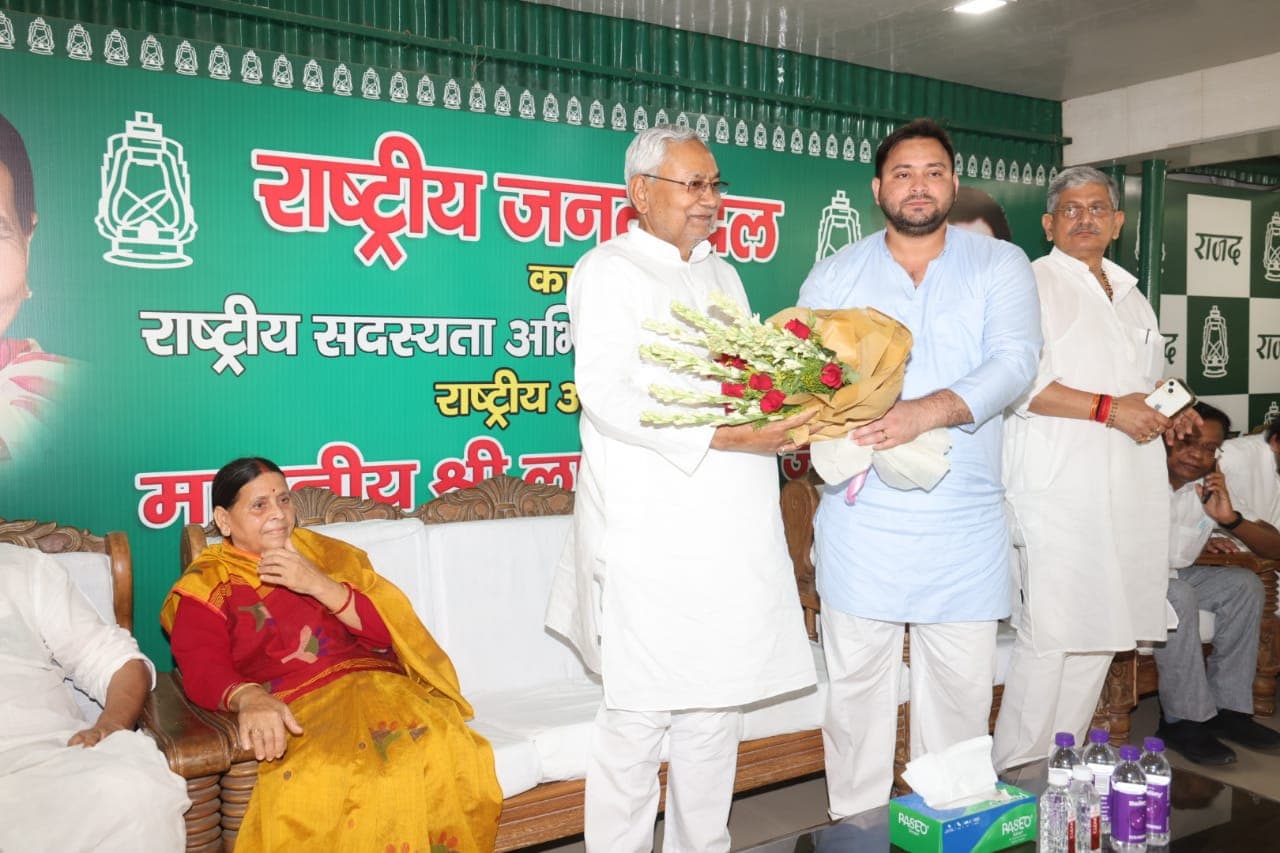 Bihar Political News : दस सर्कुलर रोड पर नाच,गाना, हंगामा और लालू भगवान के जयकारे लगे