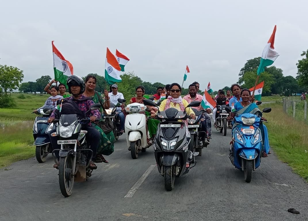 खरसावां में जेएसएलपीएस ने चलाया हर घर तिरंगा अभियान, घरों में तिरंगा फहराने की अपील