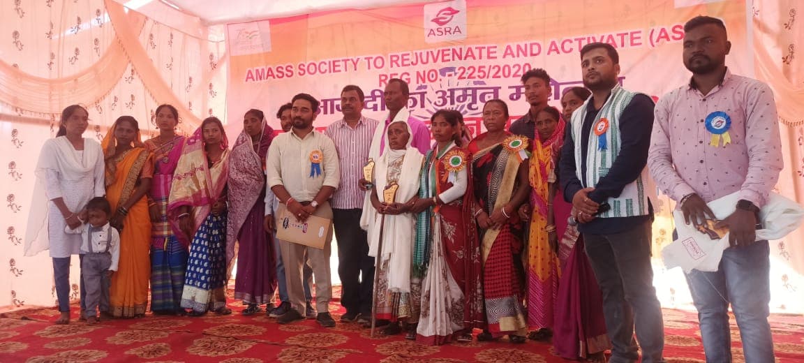 बोकारो के स्वतंत्रता सेनानी होपन व लक्ष्मण मांझी के गांव करमाटांड को सामाजिक संगठन आसरा ने लिया गोद