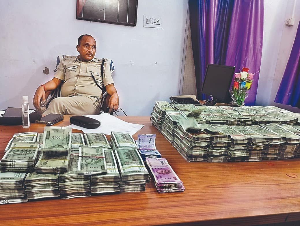 Bihar News: नवादा में साइबर अपराधियों के ठिकानों पर छापा, सवा करोड़ रुपये व तीन लग्जरी वाहन बरामद