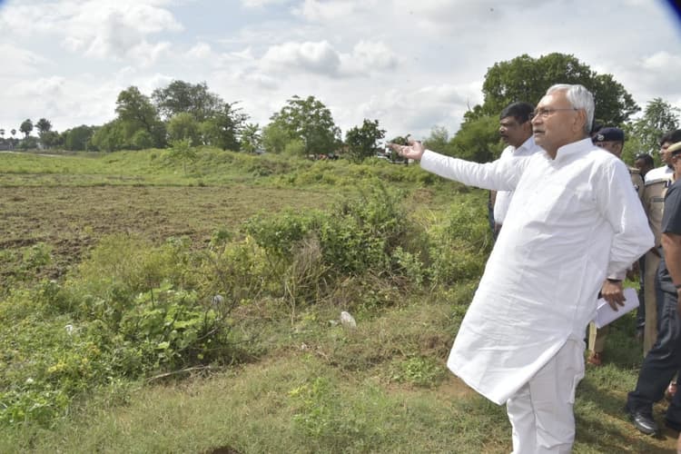 CM नीतीश कुमार पैदल ही खेतों तक गए, जानें किसे मुख्यमंत्री ने कहा- आप पर ही टिकी है दुनिया
