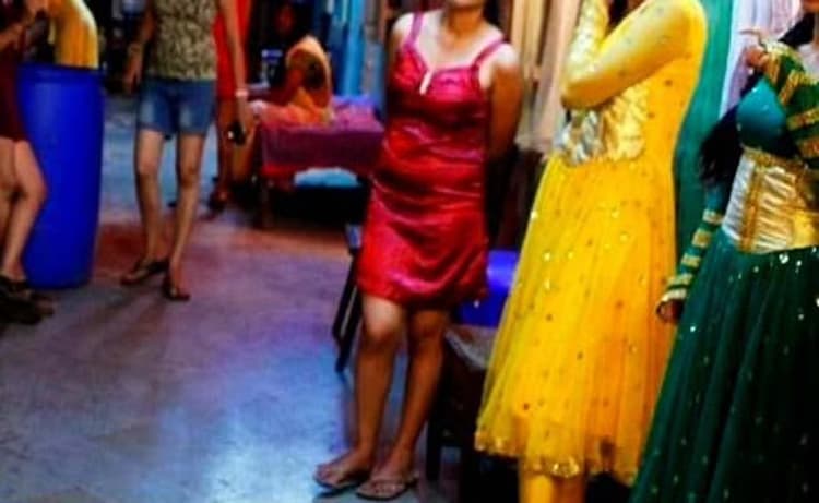 सीतामढ़ी: रेड लाइट एरिया में 2 महिला समेत चार   गिरफ्तार, जानें तहखाने में क्या सब चल रहा था