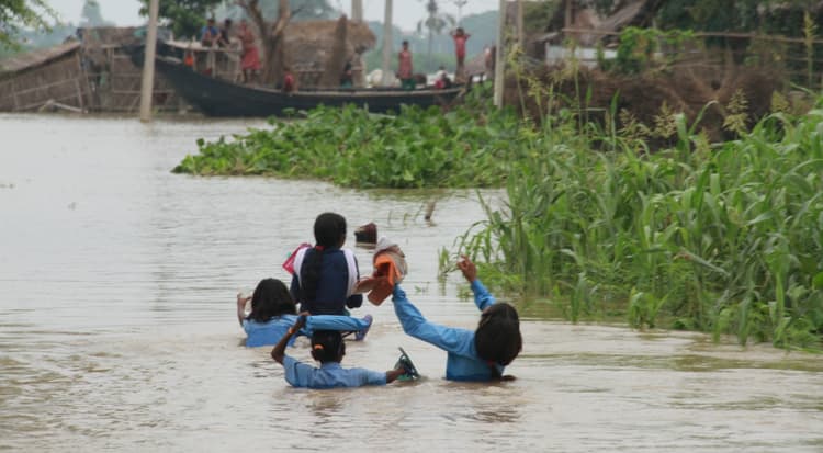 Bihar Flood: भागलपुर में गंगा और कोसी ने मचाया हाहाकार, खुले आसमान के नीचे जिंदगी जीने को बेबस हुए पीड़ित
