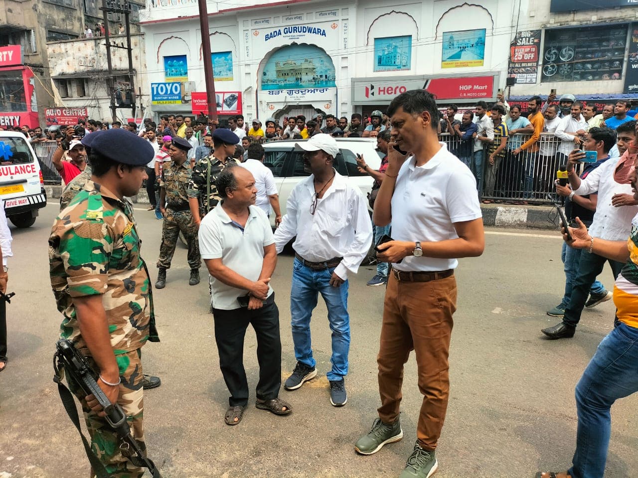 धनबाद बैंक मोड़ स्थित मुथूट फाइनांस में डकैती करने आये अपराधियों और पुलिस में मुठभेड़, एक ढेर