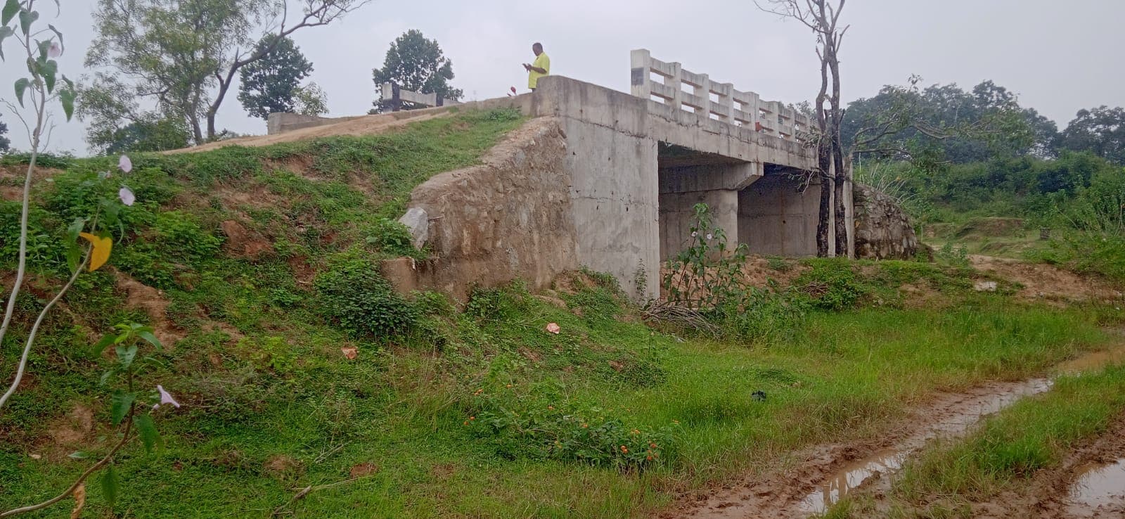 बोकारो के गोमिया चतरोचट्टी में एप्रोच रोड के बिना दो साल से बेकार पड़ा है पुल, आवागमन में हो रही परेशानी