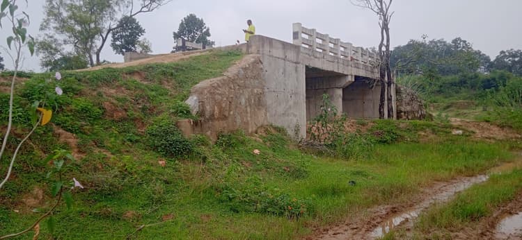 बोकारो के गोमिया चतरोचट्टी में एप्रोच रोड के बिना दो साल से बेकार पड़ा है पुल, आवागमन में हो रही परेशानी