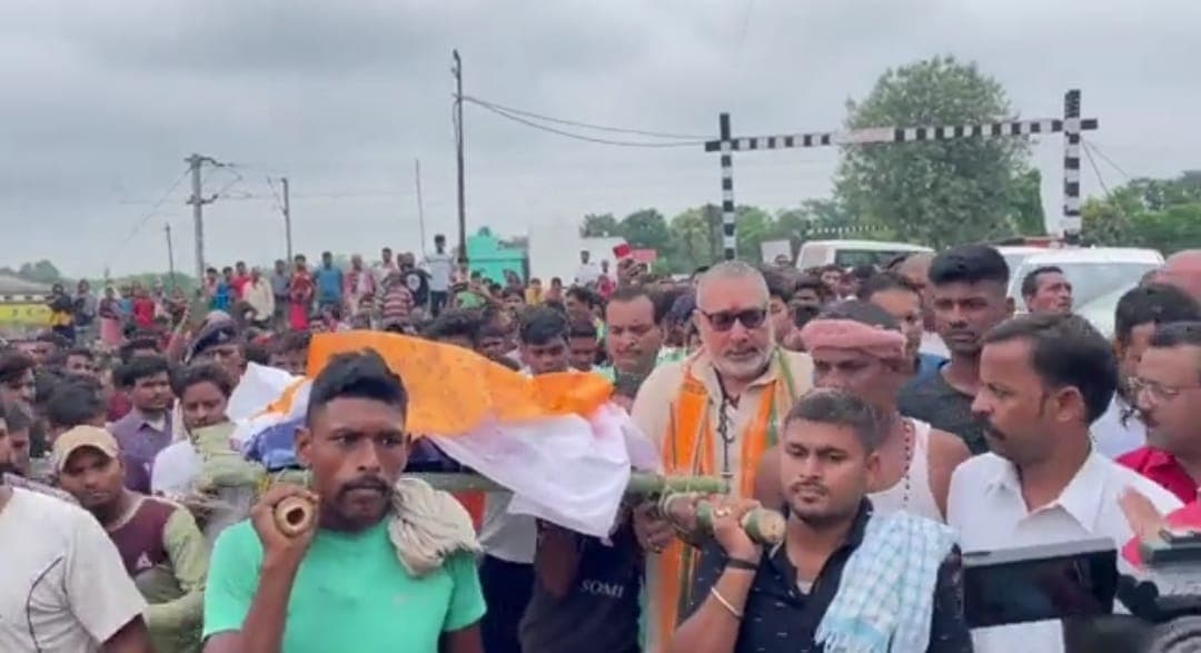 बेगूसराय गोलीकांड: गिरिराज सिंह पहुंचे मृतक के पैतृक गांव, हमले में जान गंवाने वाले चंदन को दिया कंधा