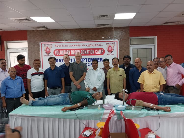 Jharkhand: टाटा टिमकेन कंपनी के 221 कर्मियों ने विश्वकर्मा पूजा के मौके पर किया रक्तदान