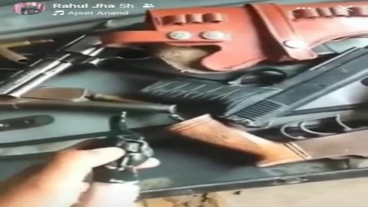 ‍Bihar: युवक ने सोशल मीडिया पर डाला हथियारों का वीडियो, पुलिस ने हत्यारोपी फरार पिता को किया गिरफ्तार