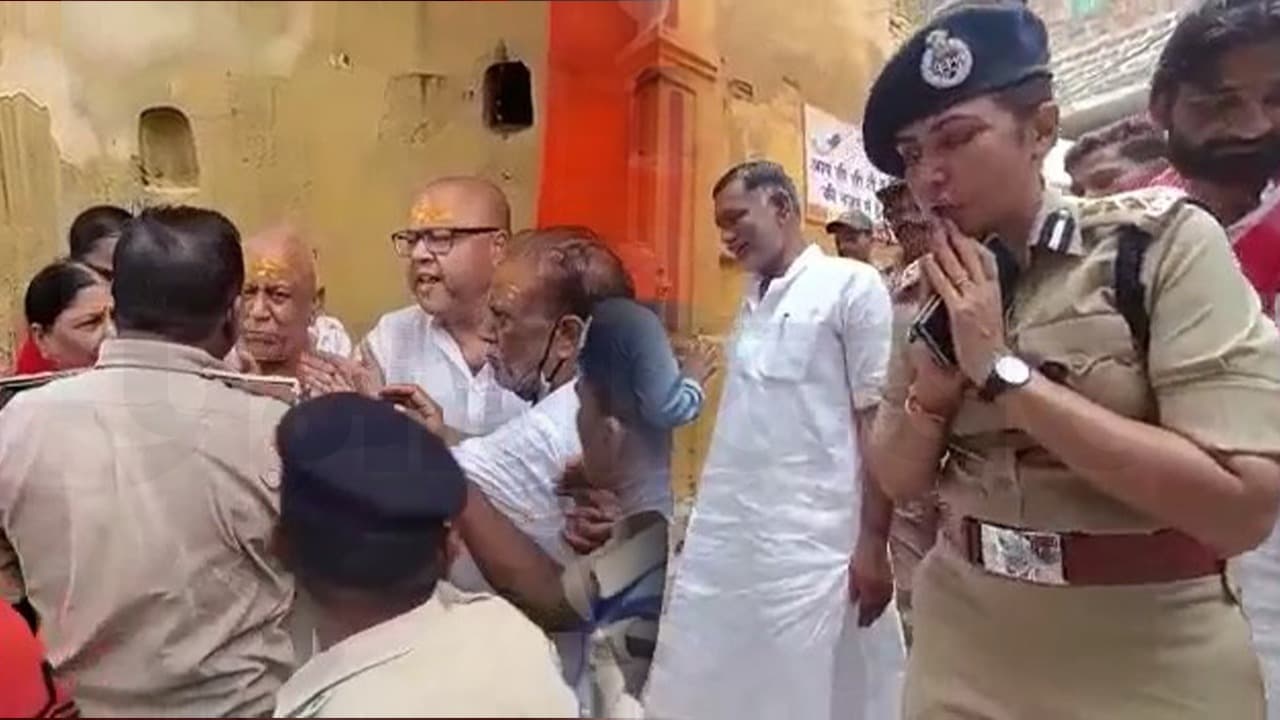 पितृपक्ष मेला 2022: SSP पिंडदानी के सामने हाथ जोड़ते घुम रही, DSP करते फिर रहे मारपीट, देखिए VIDEO