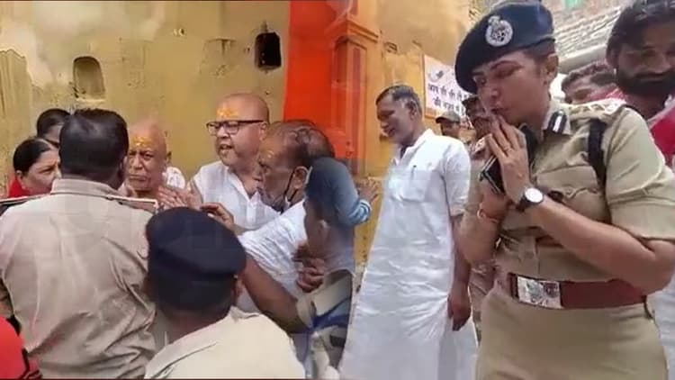 पितृपक्ष मेला 2022: SSP पिंडदानी के सामने हाथ जोड़ते घुम रही, DSP करते फिर रहे मारपीट, देखिए VIDEO