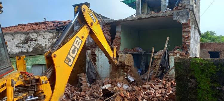 PHOTOS: बोकारो के धनघरी गांव में रेलवे और जिला प्रशासन ने चलाया बुलडोजर