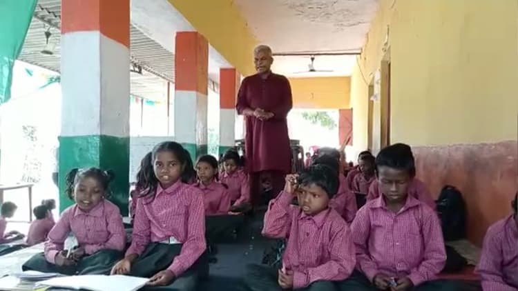 बोधगया में चरवाहा स्कूल के भवन में चल रहा विशेष स्कूल, यहां भीख मांगने वाले बच्चे सीखते हैं विदेशी भाषा