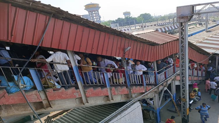 छठ पूजा के लिए बिहार जाने वाली ट्रेनों में भारी भीड़, ट्रेन पकड़ने के लिए निकलना होगा इतना देर पहले