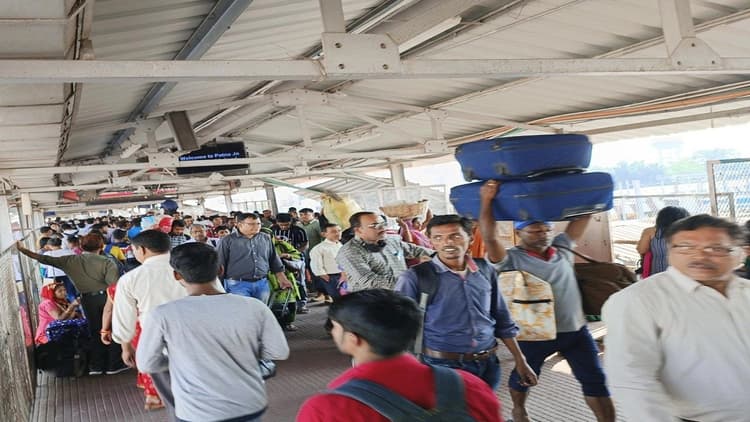 Indian Railways: दिवाली-छठ पूजा के लिए रेलवे ने शुरू की स्पेशल ट्रेनें, जल्दी से करा लें बुकिंग, देखें लिस्ट