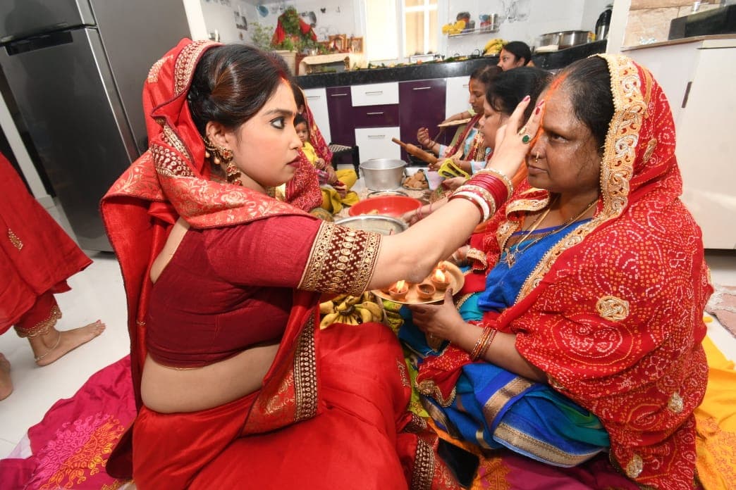 Chhath Puja Photos: छठ व्रतियों ने ग्रहण किया खरना प्रसाद, कल डूबते सूर्य को दिया जाएगा अर्घ्य