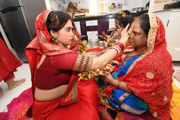 Chhath Puja Photos: छठ व्रतियों ने ग्रहण किया खरना प्रसाद, कल डूबते सूर्य को दिया जाएगा अर्घ्य