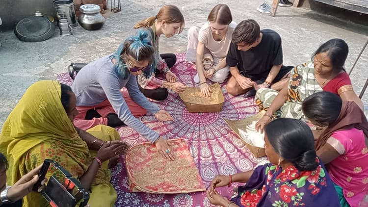 Chhath Puja में शामिल हो रहे जर्मनी और इटली के मेहमान,भारतीय संस्कृति से प्रभावित होकर देखने पहुंचें पर्व