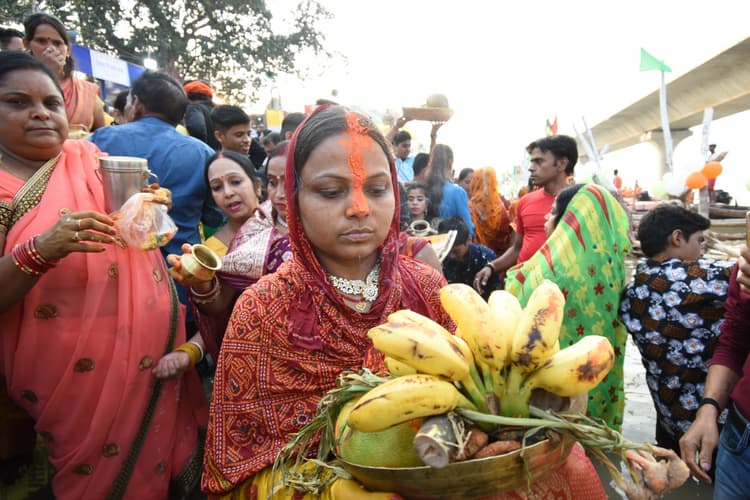 Chhath Puja Surya Arghya अस्ताचलगामी भगवान सूर्य को अर्घ्य देना शुरू, देखें कैसा है घर से घाट तक का नजारा