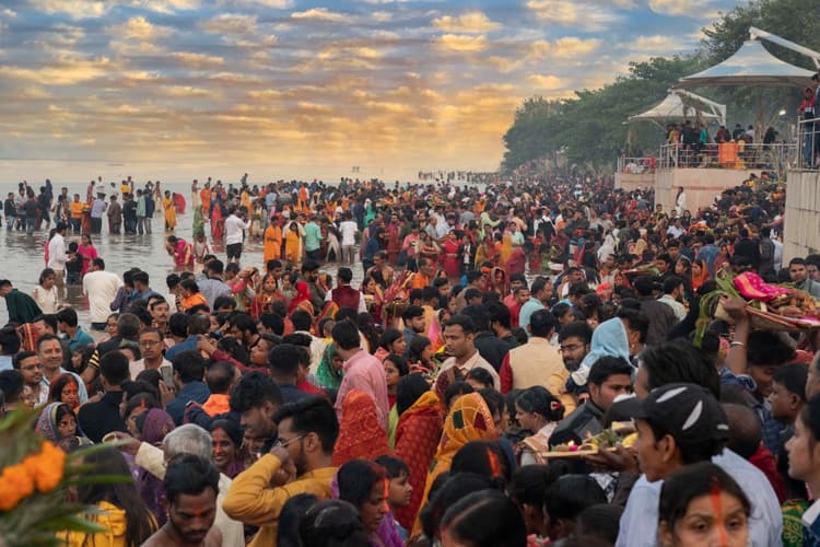 पलामू के मेदिनीनगर के घाटों में उदयाचलगामी सूर्य को श्रद्धालुओं ने दिया अर्घ्य, देखें तस्वीरें