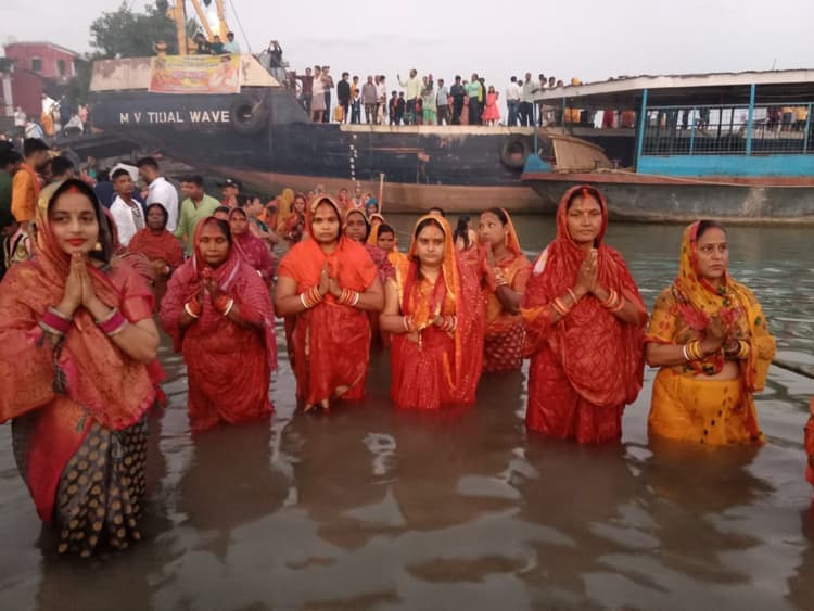 साहेबगंज के घाटों में उदीयमान सूर्य को श्रद्धालुओं ने दिया अर्घ्य, मनोकामना पूर्ति की कामना की