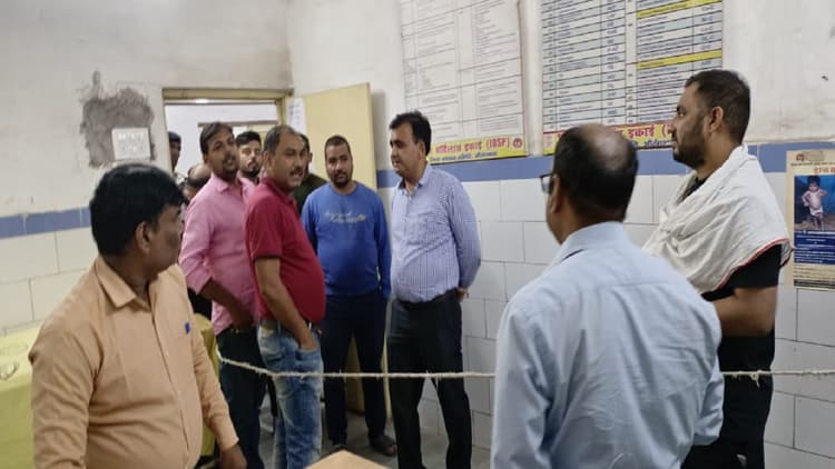 Bihar: औरंगाबाद सदर अस्पताल में आपस में ही भिड़े दो डॉक्टर, रॉड से दौड़ा-दौड़ा कर की पिटाई