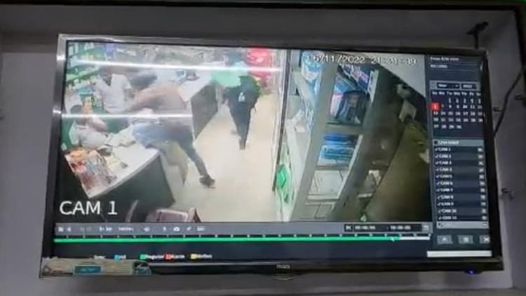 Patna: दुस्साहसी अपराधियों ने दवा दुकान में हथियार के बल पर की लूटपाट, देखें लूट का पूरा वीडियो