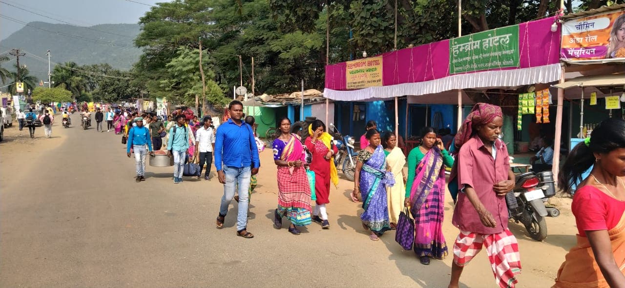 बोकारो के संताल सरना धर्म महासम्मेलन में श्रद्धालुओं का आना जारी, पूजा-अर्चना को लेकर लगी कतार