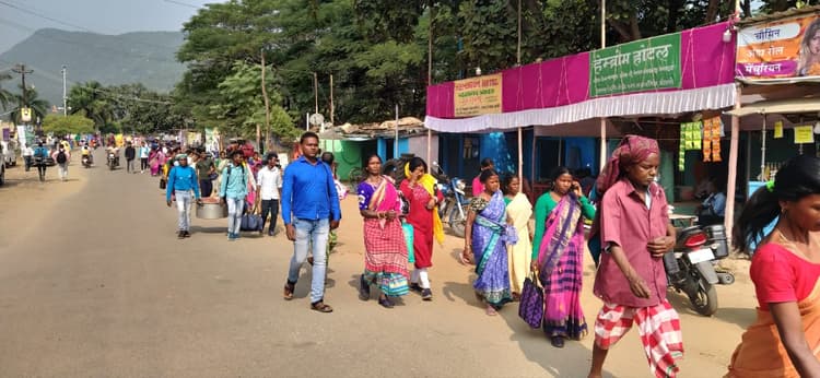 बोकारो के संताल सरना धर्म महासम्मेलन में श्रद्धालुओं का आना जारी, पूजा-अर्चना को लेकर लगी कतार