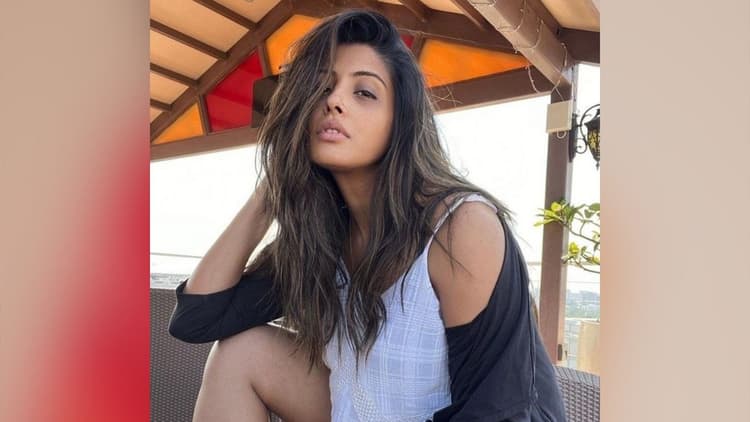 Photos: निरहुआ की एक्ट्रेस ने इंटरनेट का बढ़ाया पारा, शॉर्ट्स में देख यूजर बोले- 'जान लेबू का हो'