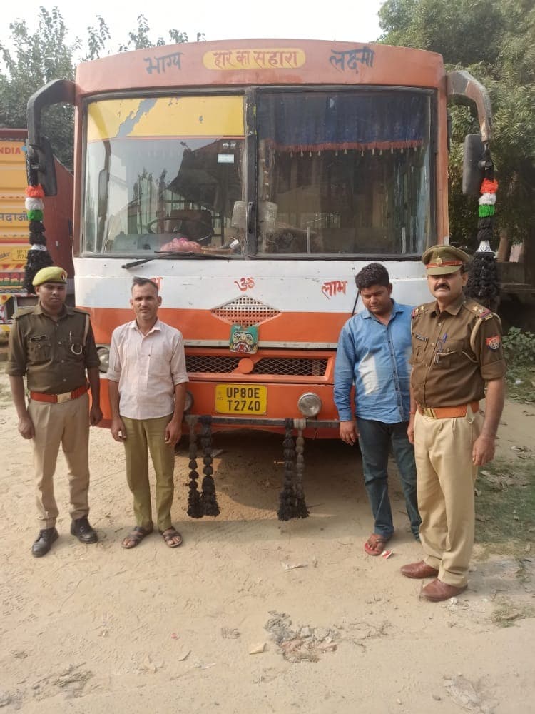 Aligarh News: रोडवेज के रंग में प्राइवेट बस दौड़ाकर दे रहे थे धोखा, चार गिरफ्तार