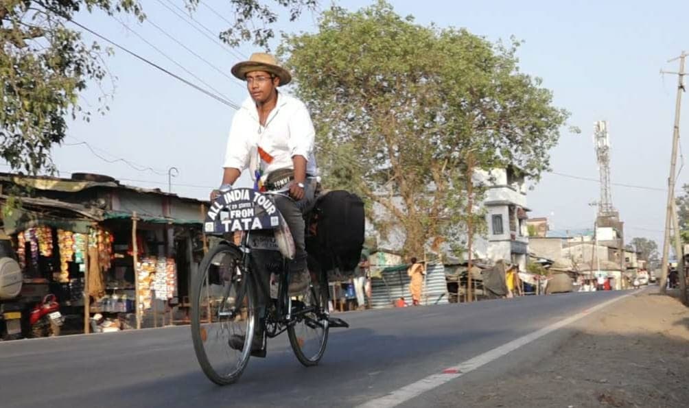 पर्यावरण संरक्षण और बाल विवाह रोकने के लिए   साइकिल से ऑल इंडिया की टूर कर रहे अधिराज बरुआ