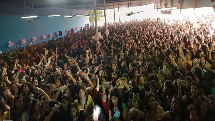 Video: पटना वीमेंस कॉलेज फेस्ट में जमकर थिरकी छात्राएं, कहा- पढ़ाई के साथ मस्ती है जरूरी