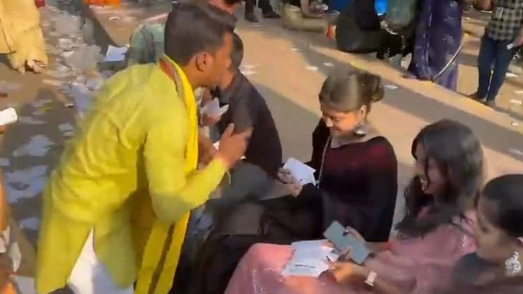 पटना छात्र संघ चुनाव में जाप के उम्मीदवार वोटरों के कदमों पर गिरकर मांग रहे वोट, यहां देखें तस्वीरें