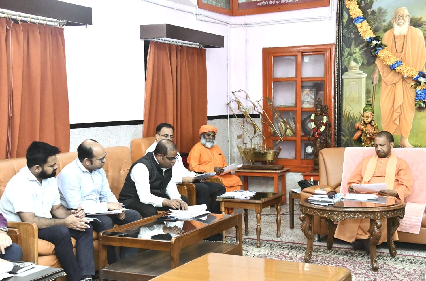 Gorakhpur: खिचड़ी मेला को लेकर CM योगी ने की समीक्षा बैठक, गांवों तक मिलेगी परिवहन की सुविधा