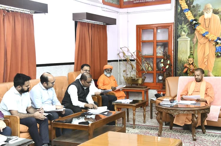 Gorakhpur: खिचड़ी मेला को लेकर CM योगी ने की समीक्षा बैठक, गांवों तक मिलेगी परिवहन की सुविधा