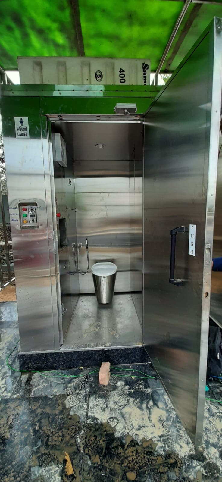 Agra News: करोड़ों रुपये के ई टॉयलेट हुए कूड़ा, कंपनी को नगर निगम ने जारी किया नोटिस, भुगतान पर लगाई रोक