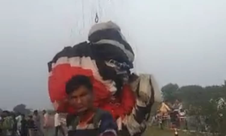 Mathura News. हाईटेंशन लाइन से टकराया पैराग्लाइडर, दो लोग घायल