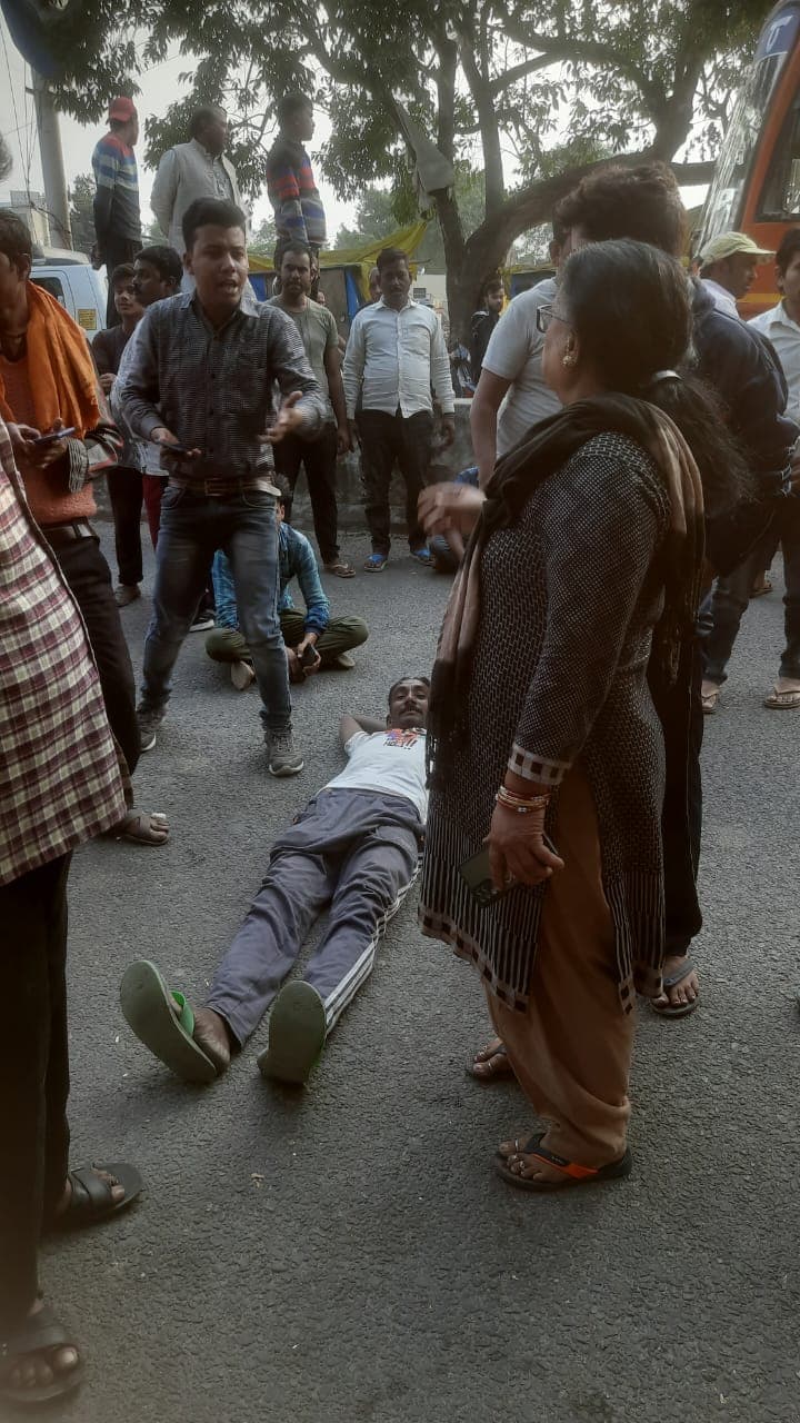 Bareilly News: अतिक्रमण हटाने पहुंची नगर निगम की टीम का विरोध, व्यापारियों ने सड़क पर लेटकर लगाया जाम