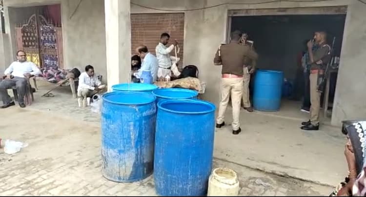 Agra News: शहर में सप्लाई हो रहा था रिफाइंड, डिटर्जेंट और सिंथेटिक पाउडर से बना  दूध, FSDA ने मारा छापा
