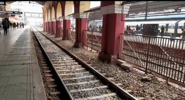 Aligarh News: अलीगढ़ जंक्शन पर ट्रैक पार करते भाई-बहन और आठ माह की बच्ची की मौत